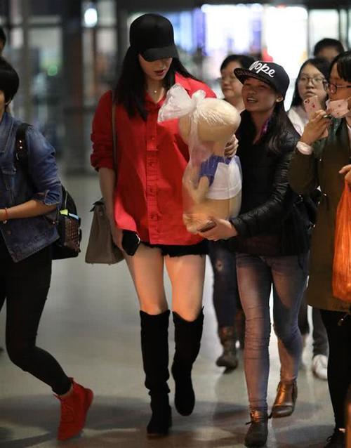 蒋欣这种短裤也穿出来了！网友惊呼：这不是我爸遛弯的那条大裤衩