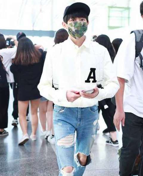 王俊凯白衬衫配破洞牛仔裤 膝盖骨头瘦到突出