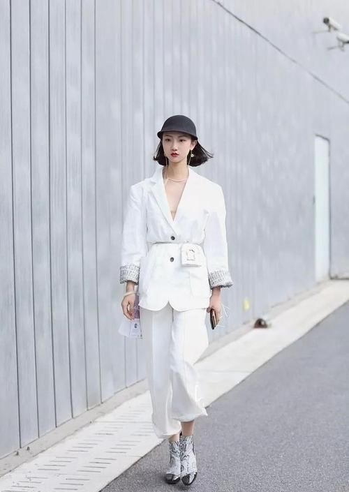  #气质#路人街拍，一件连衣裙凸显了小姐姐高贵优雅，端庄大气的美好气质