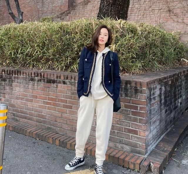 小香风外套：春天女外套：2020千万不要穿那件“ 网络红人运动外套 ”，时尚潮流到脱不出来！