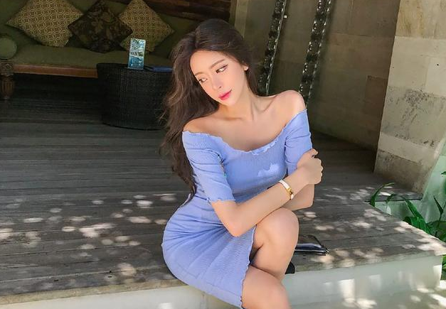 紧身包臀裙：清爽迷人的紧身裙美女，穿出青春活力！