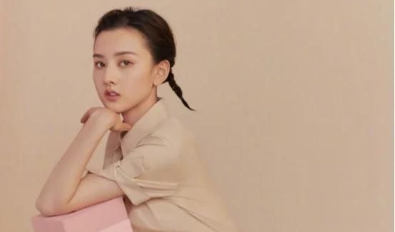  观众朋友：自小在国外长大了, 都是一个小童星, 现如今发展趋势成一线女明星