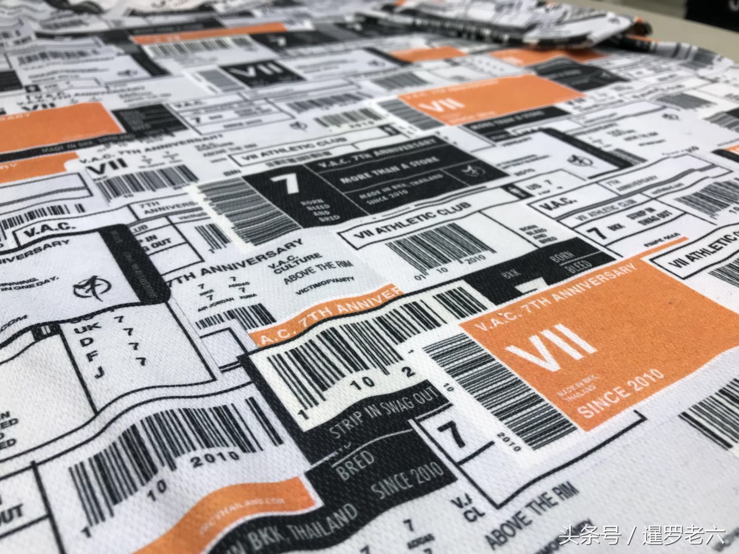 在曼谷暹罗广场花690泰铢买件限量版“潮服”!全身尽是条形码!