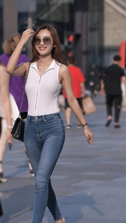 想要穿上:小姐姐长得很淑女,穿得却很艳丽,这裤子的线条很好啊