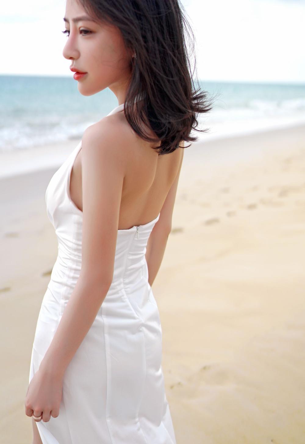 海边沙滩美人 一席白裙如仙子般翩翩漫步