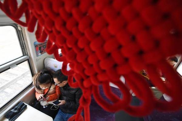 “慢火车”上年味浓