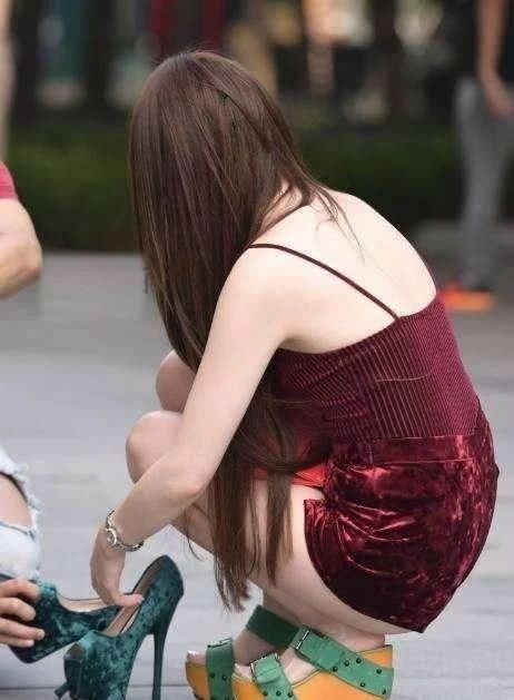 街拍，个性张扬的漂亮妹子，穿的超性感，太有女人味