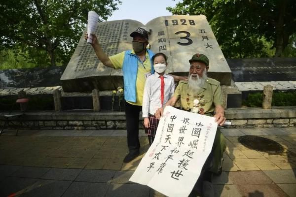  『五三惨案』上午10时，济南响起防空警报，市民自发祭奠英烈