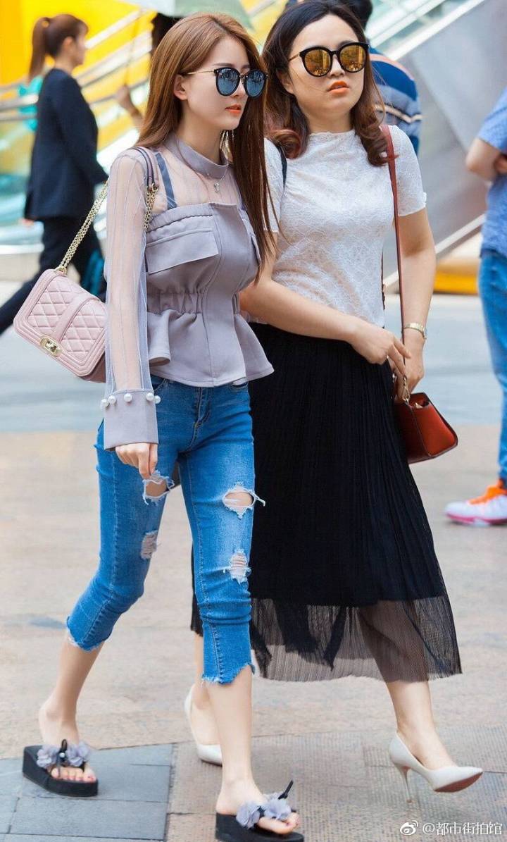 街拍：美女穿破洞牛仔裤出街，难掩性感好身材！