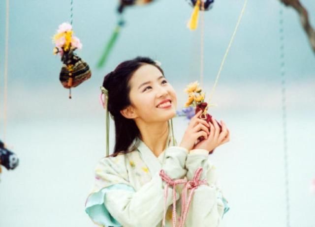 “神仙姐姐”回来了，刘亦菲瘦回颜值巅峰，一袭牛仔裙美出新天际