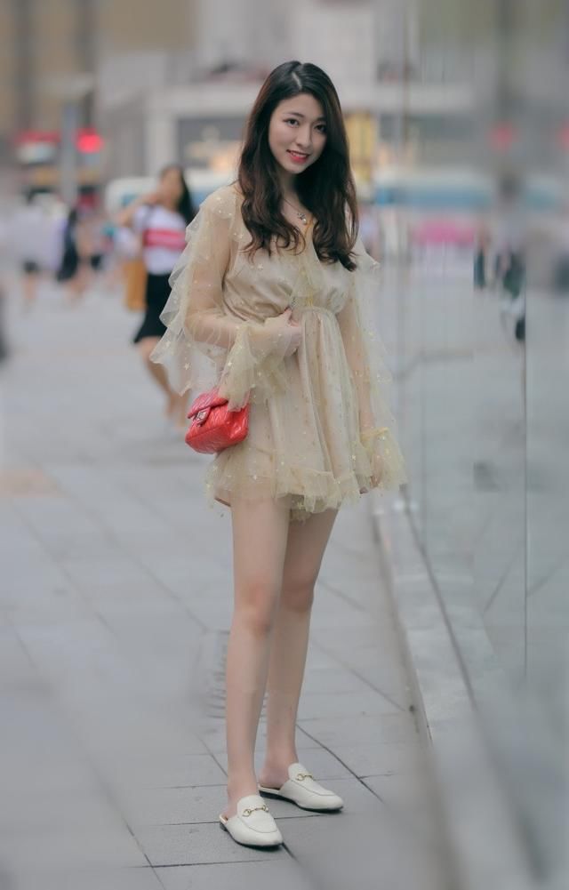 路人街拍，尽显气质迷人的时尚穿搭参考，让你的气质甩路人几条街