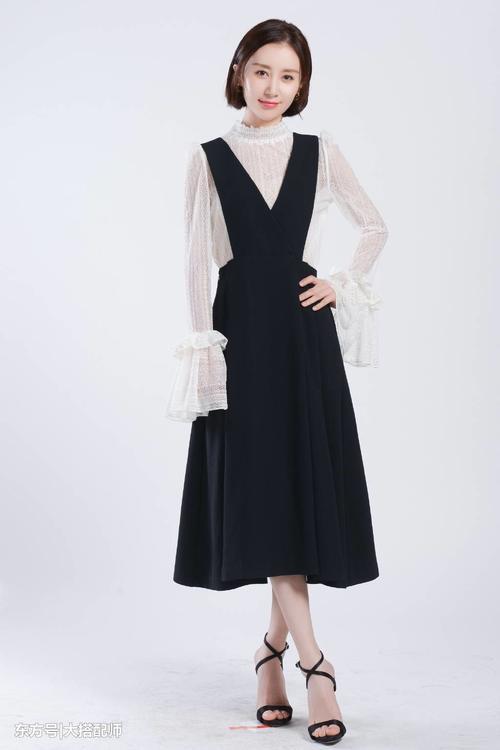 舒畅及肩卷发年轻10岁，大红连衣裙美艳十足，小蛮腰羡煞网友