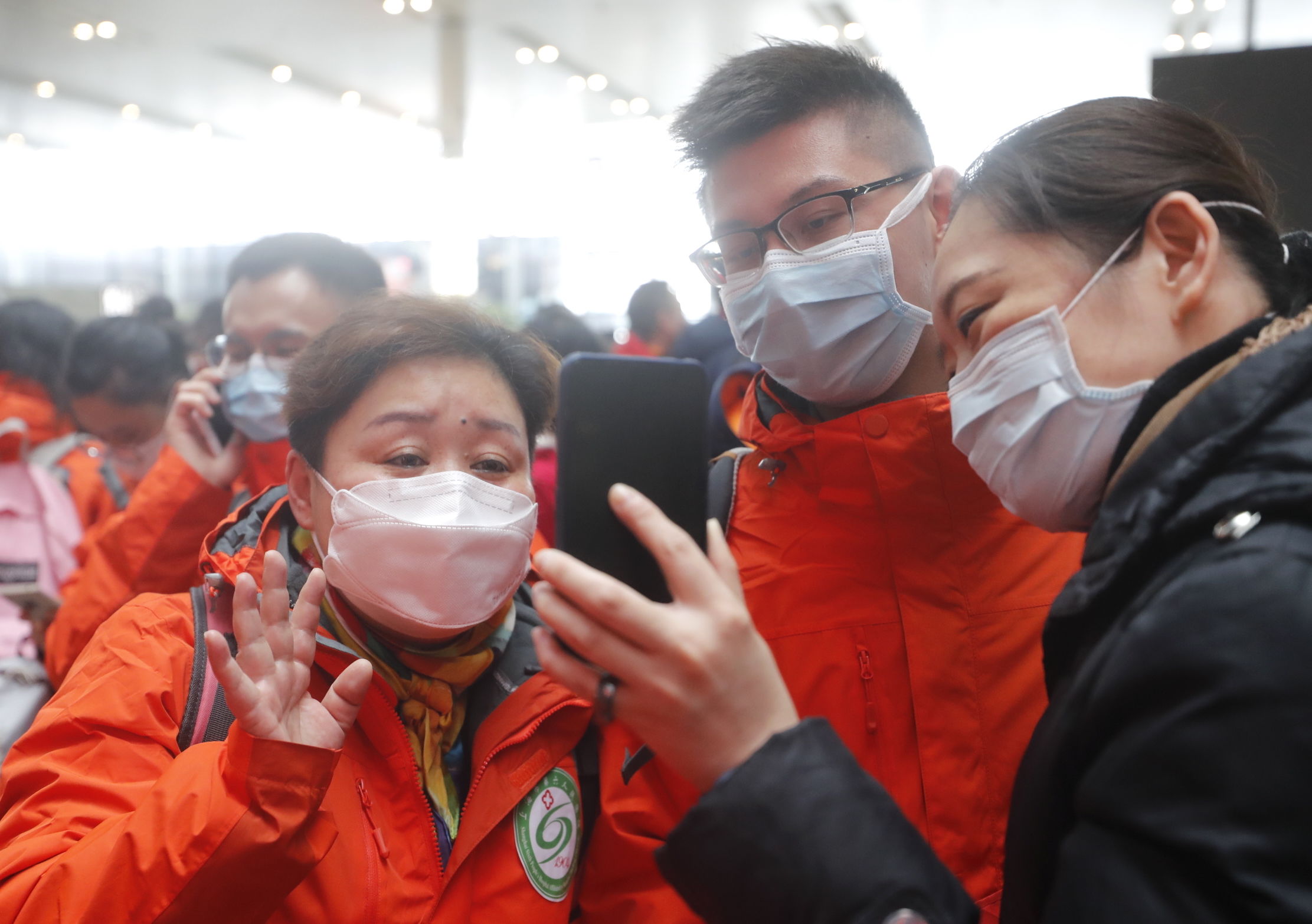  「振奋人心」上海又一批医疗队出发支援湖北 这些画面让人泪目又