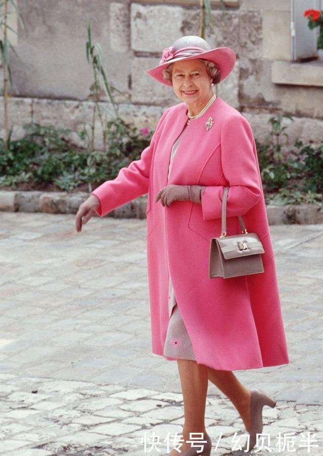  「英国女王」93岁英国女王和80岁丹麦女王，皇室穿搭的时尚对决，谁才是翘楚？