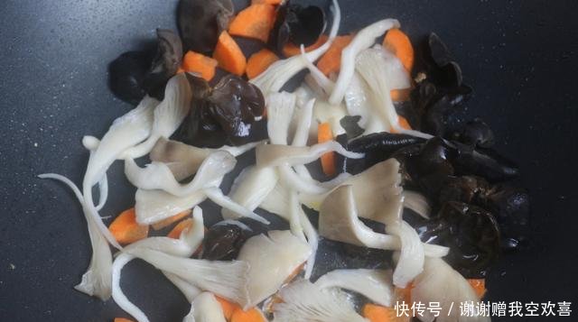  「鲜香」简单好吃的黑木耳炒鸡蛋，素雅美味，鲜香爽口，不错的开胃家常菜
