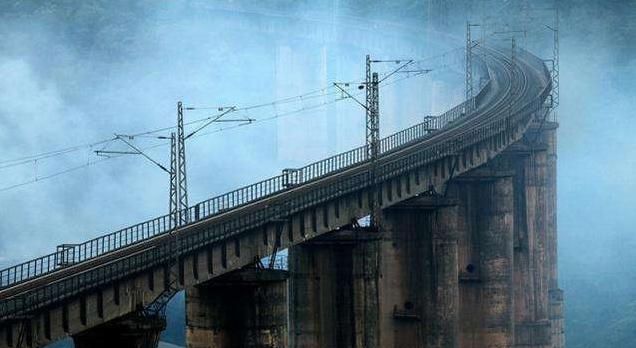 中国最特殊的大桥，桥下埋着一个人，所有火车经过都要鸣笛30秒！