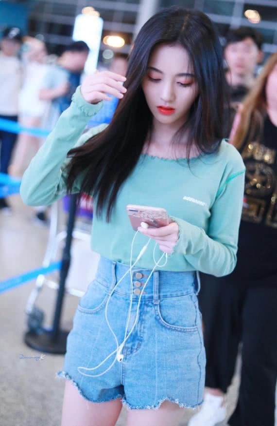 鞠婧祎的裤子经历了什么?竟然丢失了2块布料，暴露出真实的腿!