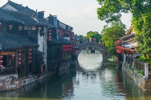 浙江最“特别”的古镇，白天票价很贵，晚上却免费进出