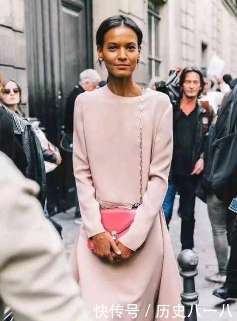  『女人』即使40岁的女人，粉色这样穿丝毫不装嫩，反而更大气和高级！