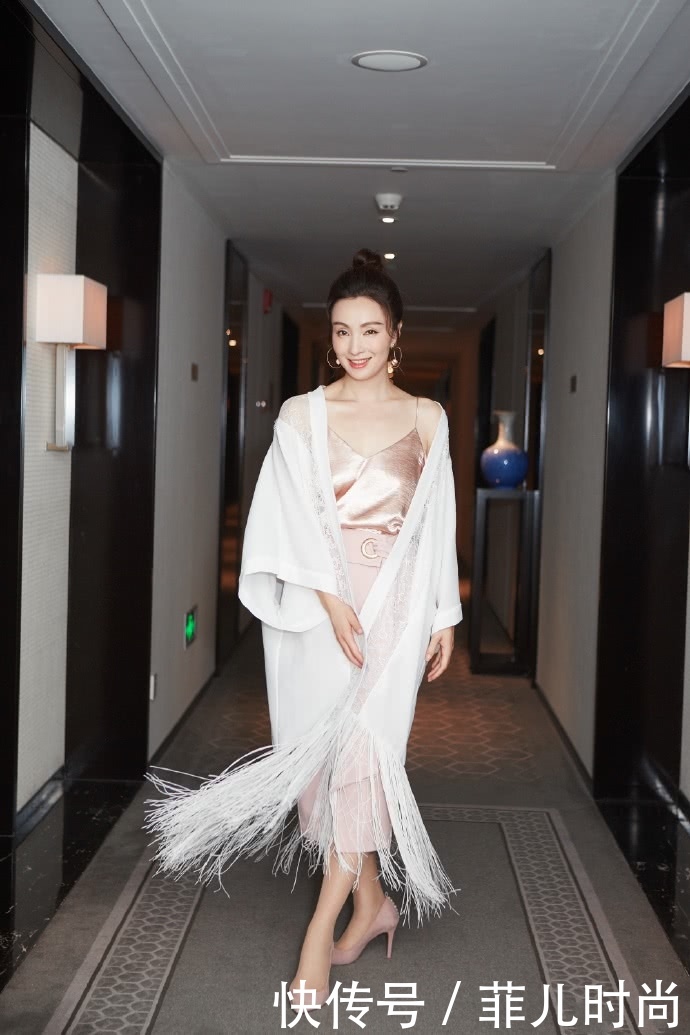 46岁陶虹穿银色鱼尾裙优雅动人，显气质又高贵，越来越有女人味了