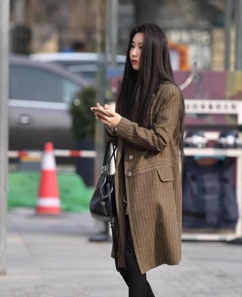 「清爽」街拍:亭亭玉立的美女,一件黑色的露肩连衣裙,时尚清爽魅力十足