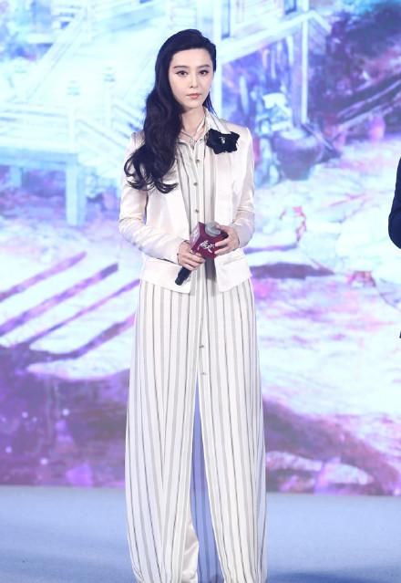 赵薇穿白色西装很甩范冰冰几条街，网友:女王的气质不是你能比的