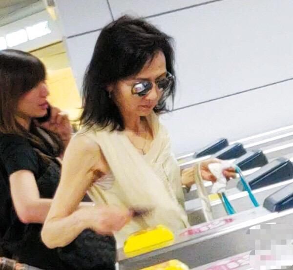 年轻的时候，陈美琪跟赵雅芝区别还不太大，如今两人打扮像两代人