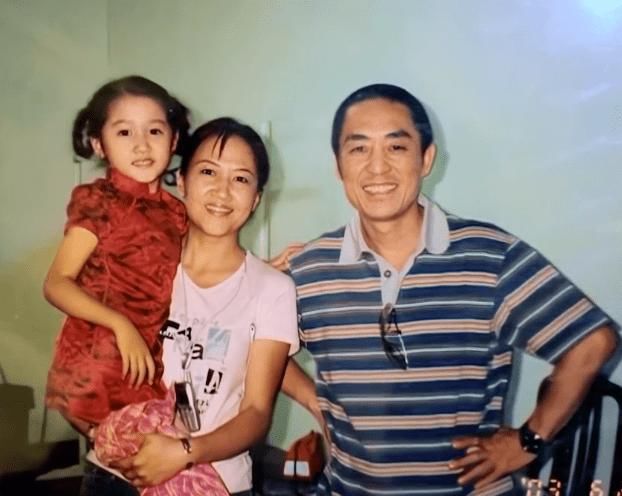  『令人感动』关晓彤晒儿时与母亲合影发文：希望妈妈永远不变老！内情令人感动