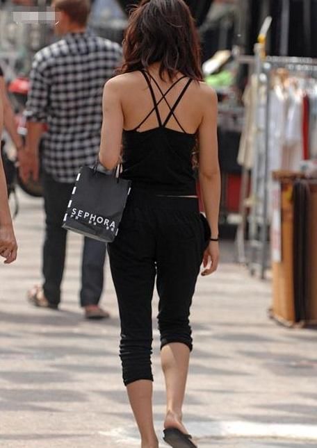 夏日轻薄上阵，“露背装”别样撩人！5位小姐姐，你给打几分？