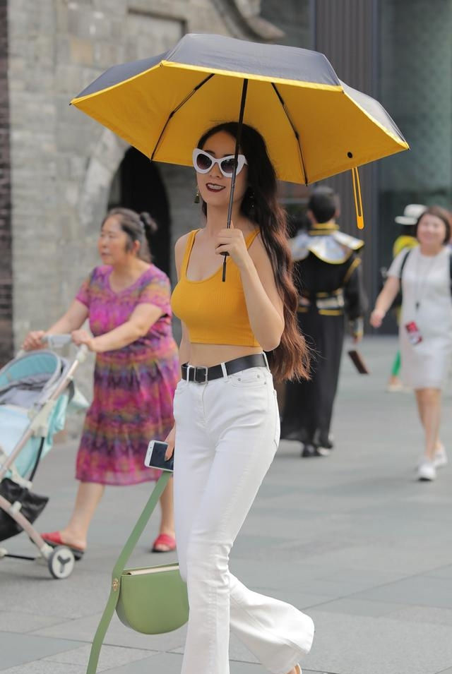  美女|路人街拍: 小蛮腰美女穿上露脐装, 气质满满