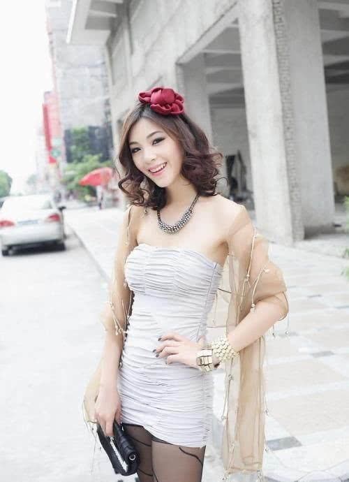 街拍：甜美清新的白皙美腿小姐姐，美丽性感有种似曾相识的感觉！