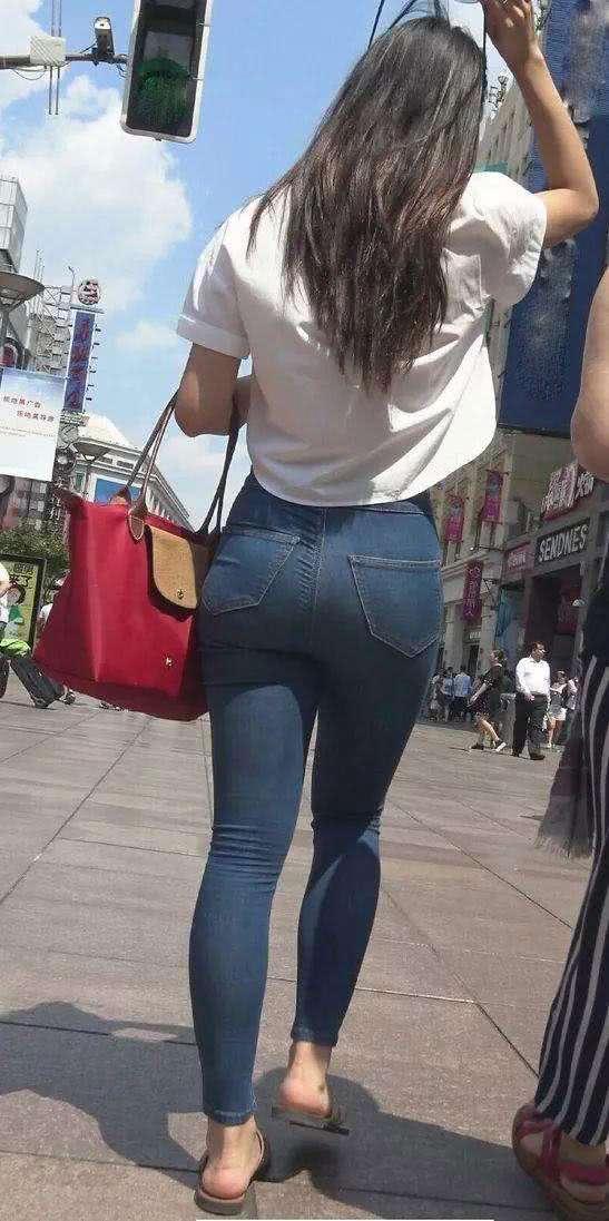 紧身裤穿出好身材，身体曲线更显苗条，很耐看的样子