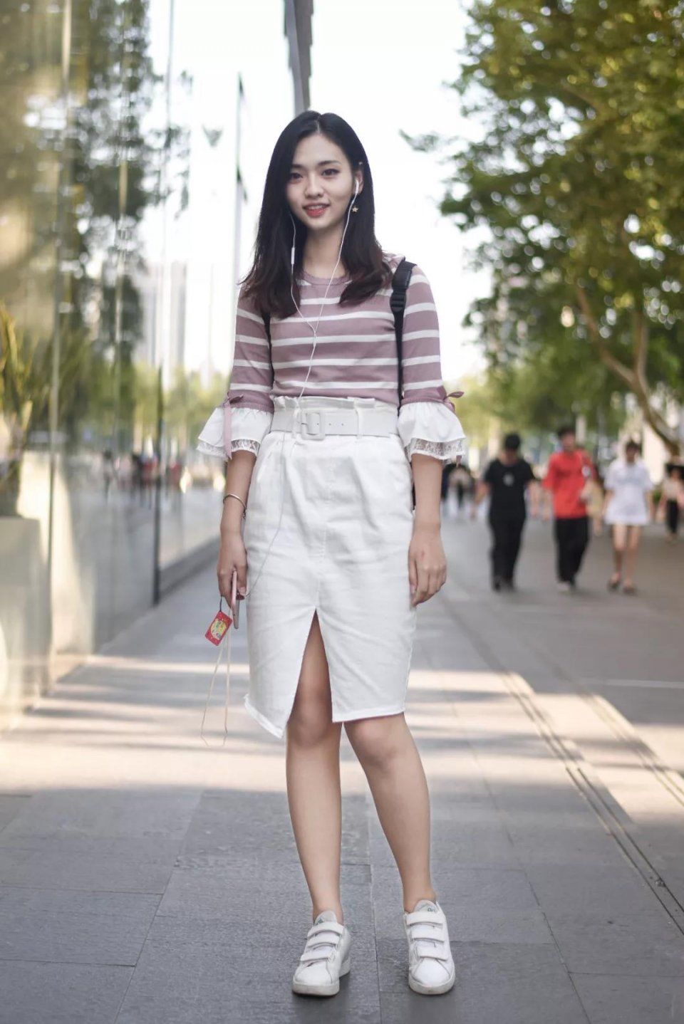 东莞街拍：紧身白色背心的美女 尽显美女婀娜多姿的身材