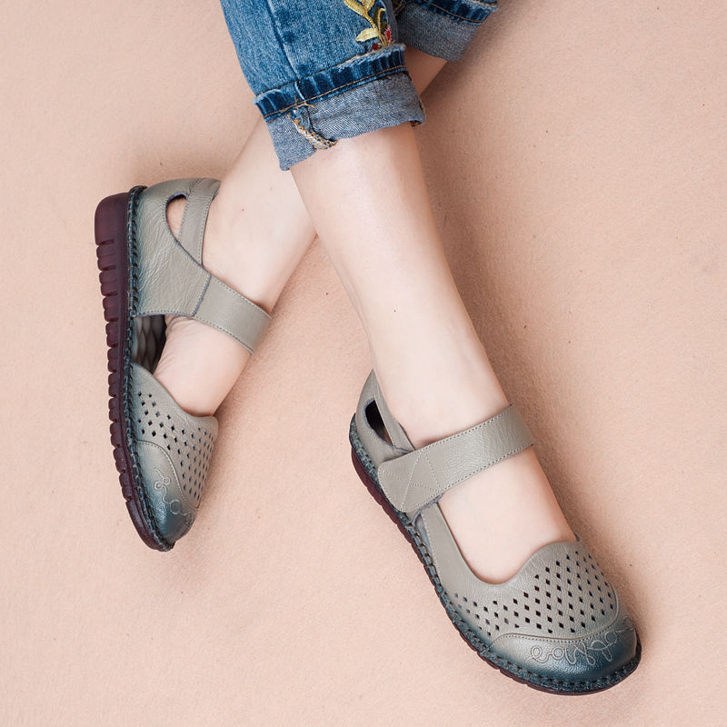 今秋很流行穿这平底鞋,再搭配一条牛仔裤,居然出奇的美嫩