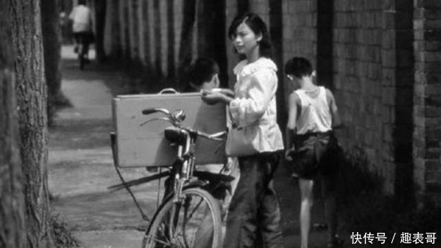 『美女』80年代老照片:穿着时尚的美女被围观,卖冰棍的场景看不到了