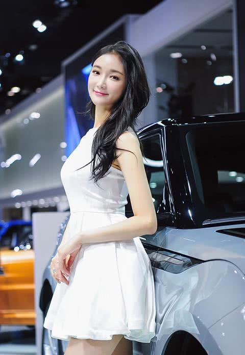  『气质』一条优雅的白色连衣裙，美女穿起来显气质，甜美又减龄