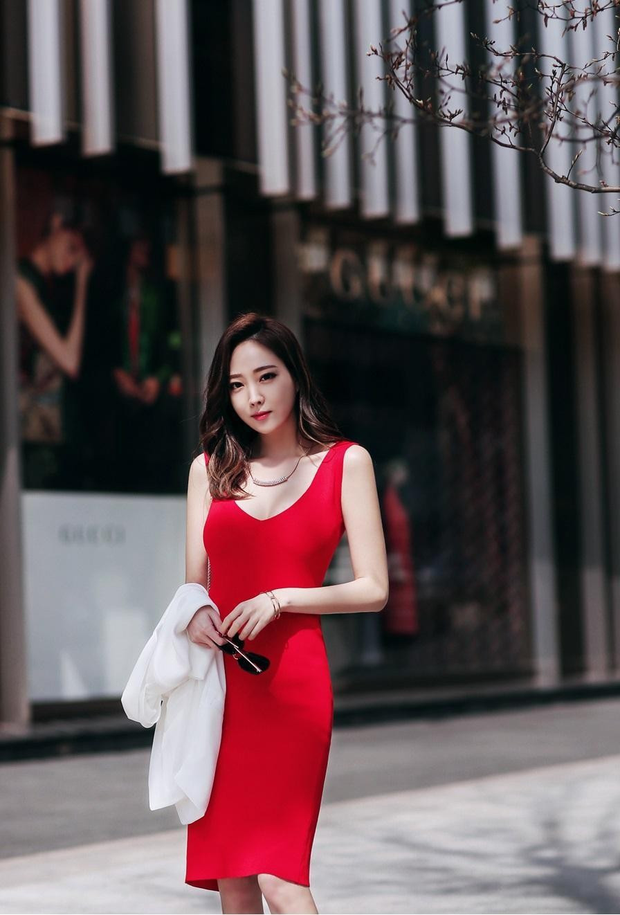 时尚街拍：优雅甜美的小姐姐，穿吊带小背心，彰显女人性感韵味