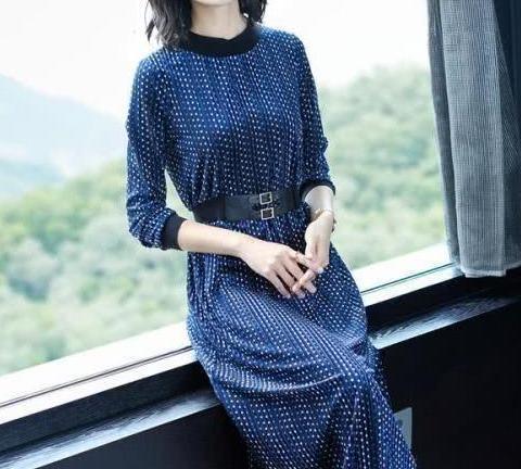 女人若是不差钱的话，初秋穿秋裙＋尖头鞋，洋气时髦显美嫩！