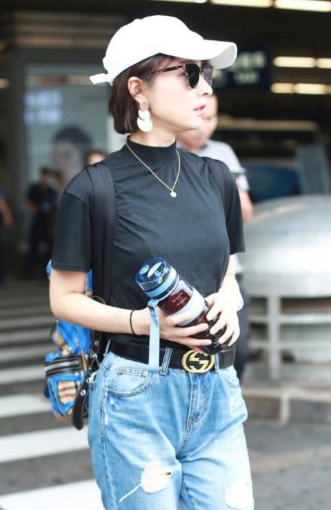 吴昕是没钱买裤子吗?这条牛仔裤补丁数不完 却意外的好看