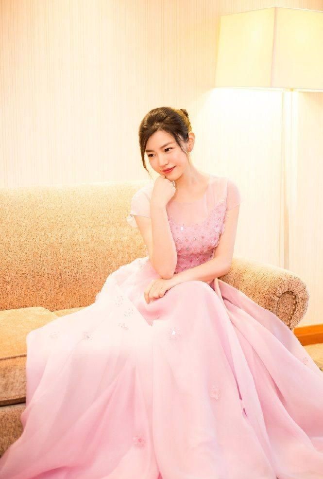 看过舒淇穿小粉裙的万种风情，再看看陈妍希，谁真的惊艳一目了然