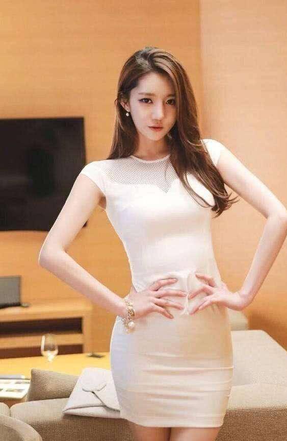 街拍：身材苗条的女孩，穿超短裙清凉性感，大长腿白皙迷人