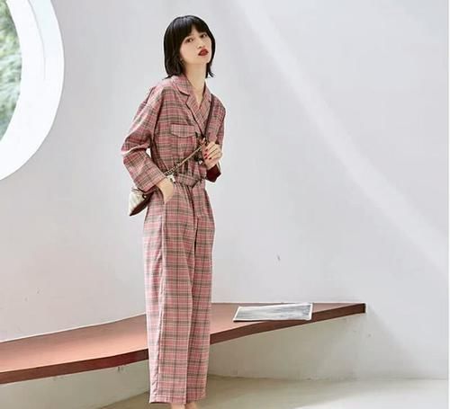  『连体』时尚是个圈，工装连体裤卷土重来，超越仙女裙成为早春最佳