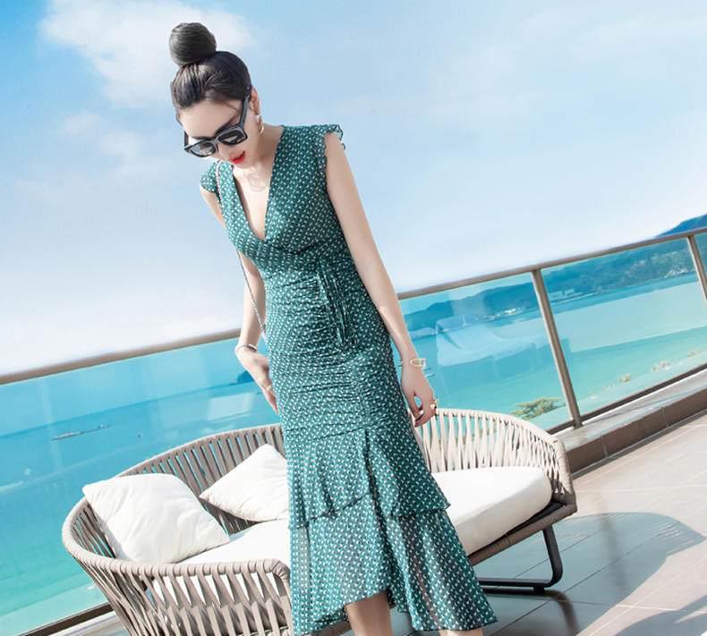 气质美裙端庄出行，简搭出夺目造型