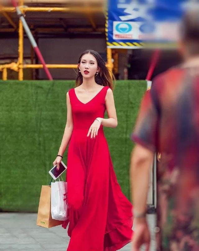  『气质』街拍:小姐姐一件连衣裙,脚踩一双尖头细跟高跟鞋,美极了
