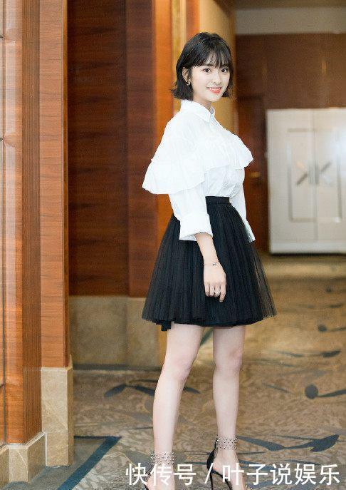 21岁沈月现身机场，清新装扮甜美可人，只因搭错裤子秒变小粗腿