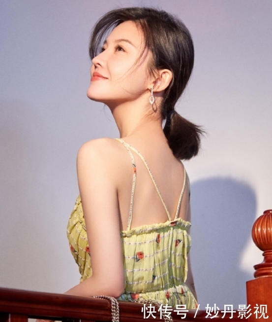 # 杨子姗的穿搭#看上去性感又撩人，杨子姗性感蕾丝裙看得人心都醉了！抹胸的设计