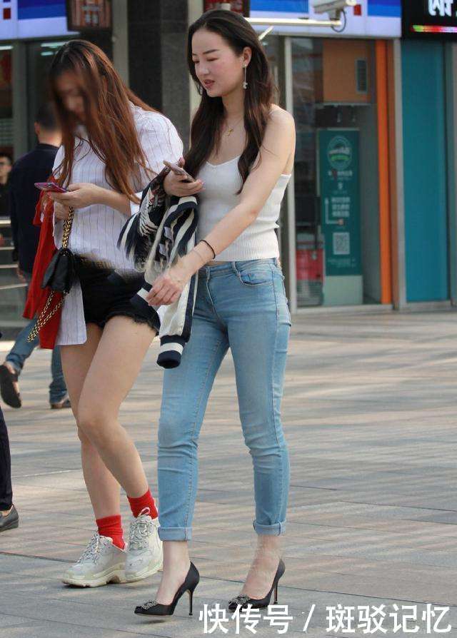 街拍：图三有气质的长腿白皮肤小姐姐，清爽搭配，这发型也很好看