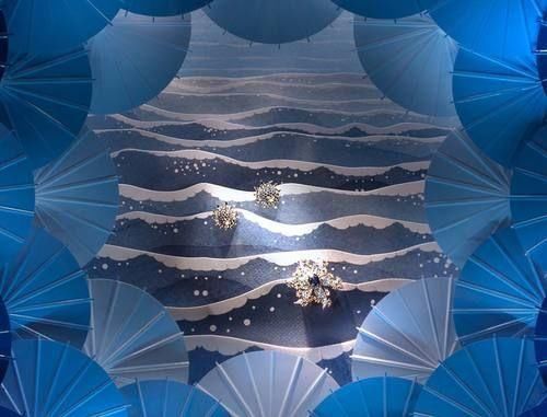 没想到!她把《演戏攻略》中的元素用在橱窗里,高级炸了!