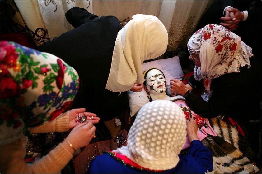 新娘出嫁竟然要化妆成“僵尸”,还是当地风俗,心疼新郎官