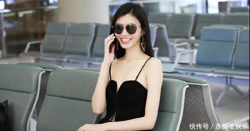 奚梦瑶上身只顶两块布出门，把机场当做了T台，网友：胆子太大了